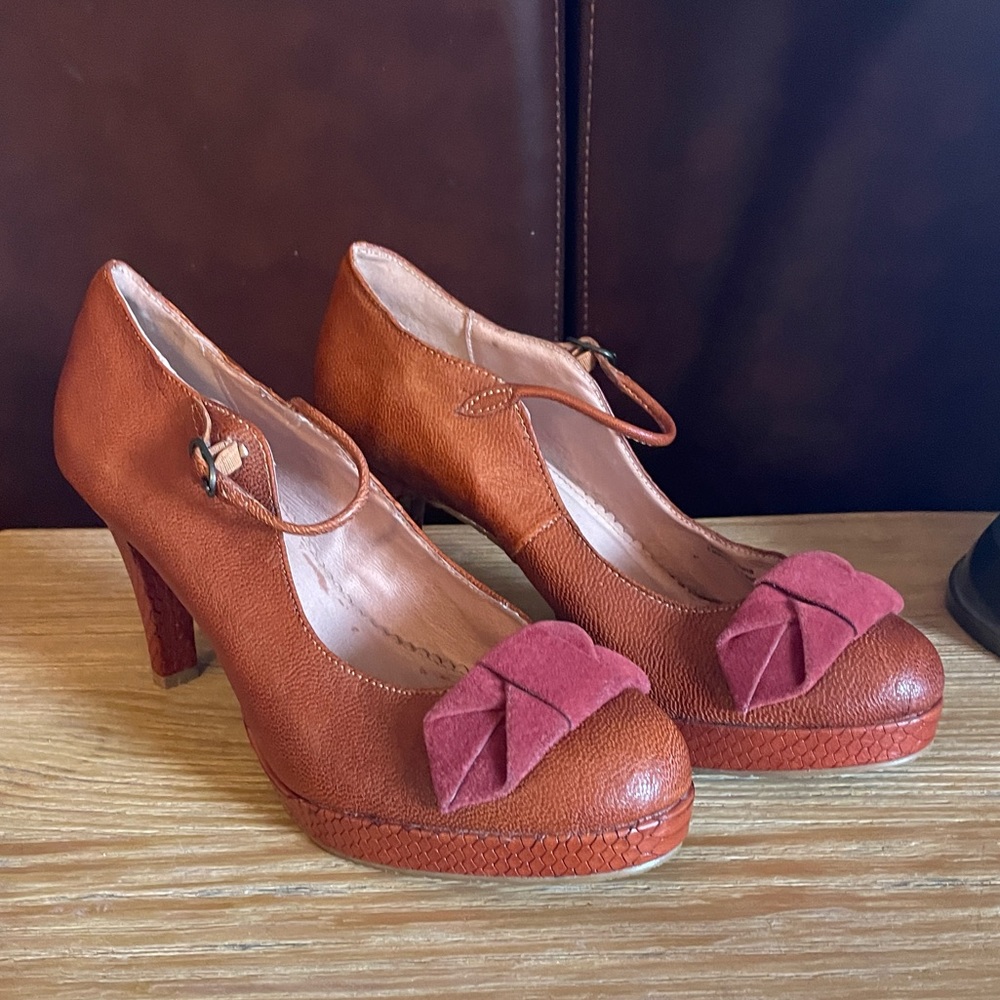 Miss Albright Anthropology leather heels size 8. Like new.